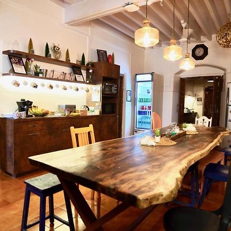 Gosolo Stays Bandra Hostel Мумбаи Экстерьер фото
