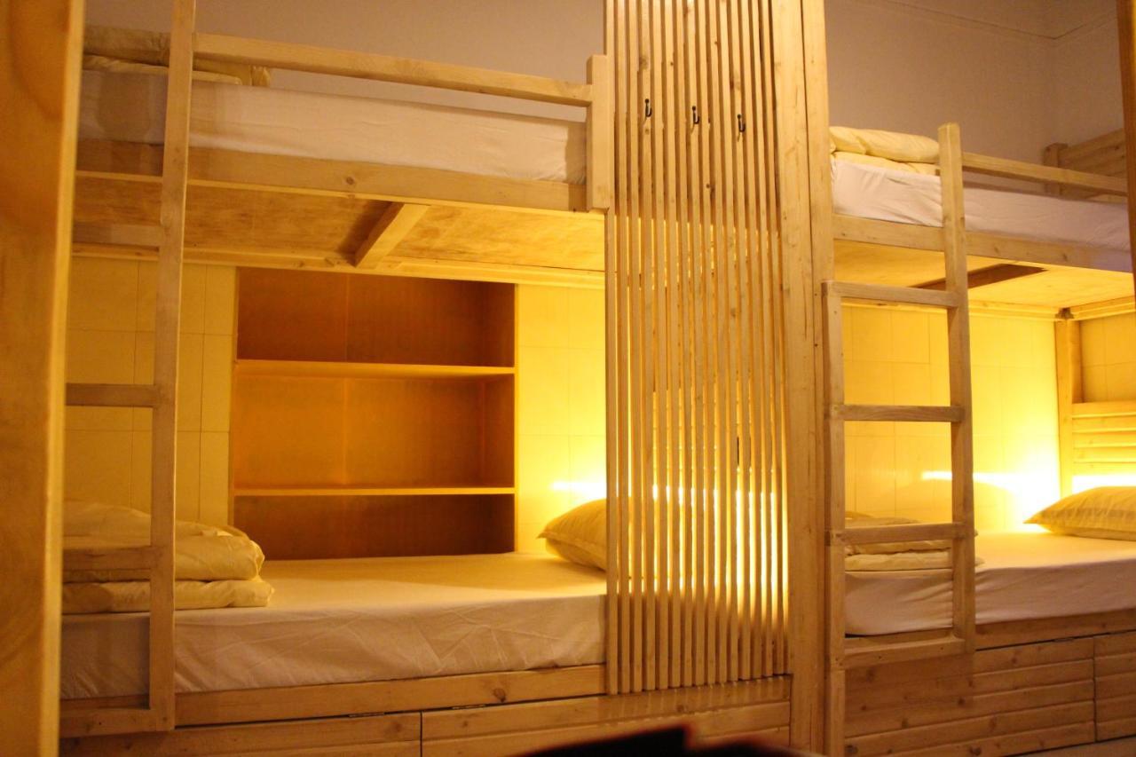 Gosolo Stays Bandra Hostel Мумбаи Экстерьер фото
