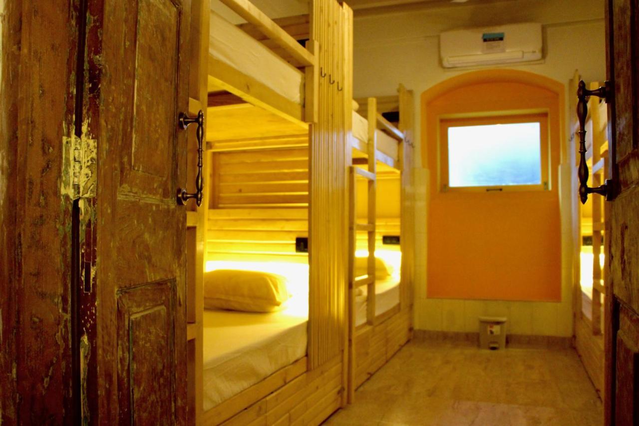 Gosolo Stays Bandra Hostel Мумбаи Экстерьер фото