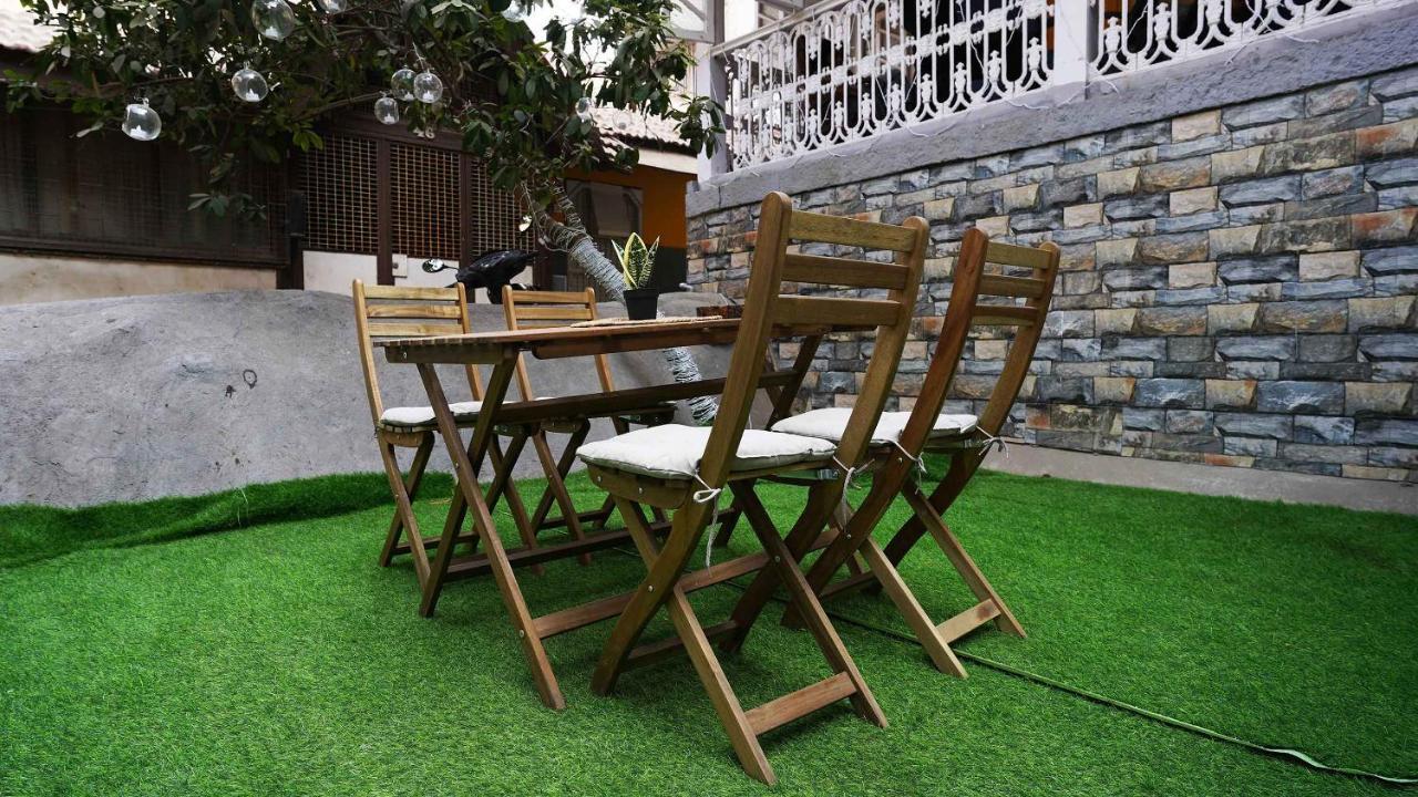 Gosolo Stays Bandra Hostel Мумбаи Экстерьер фото