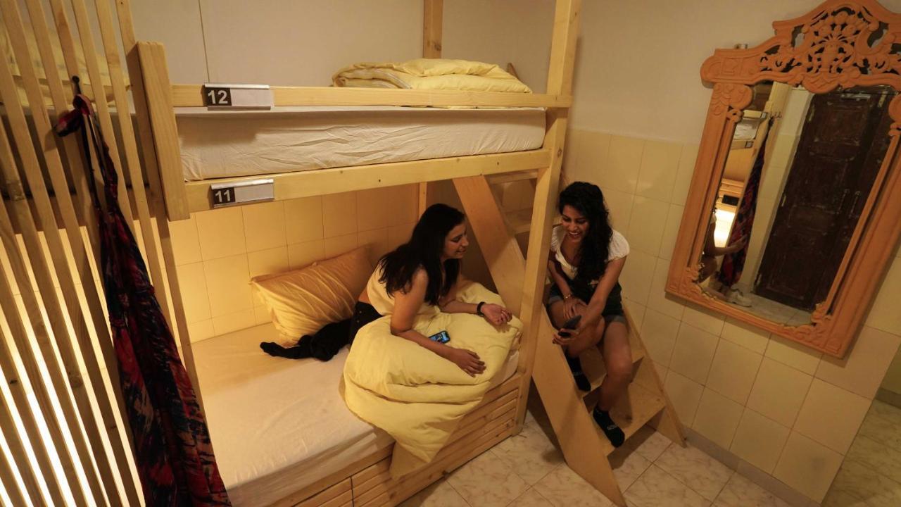 Gosolo Stays Bandra Hostel Мумбаи Экстерьер фото