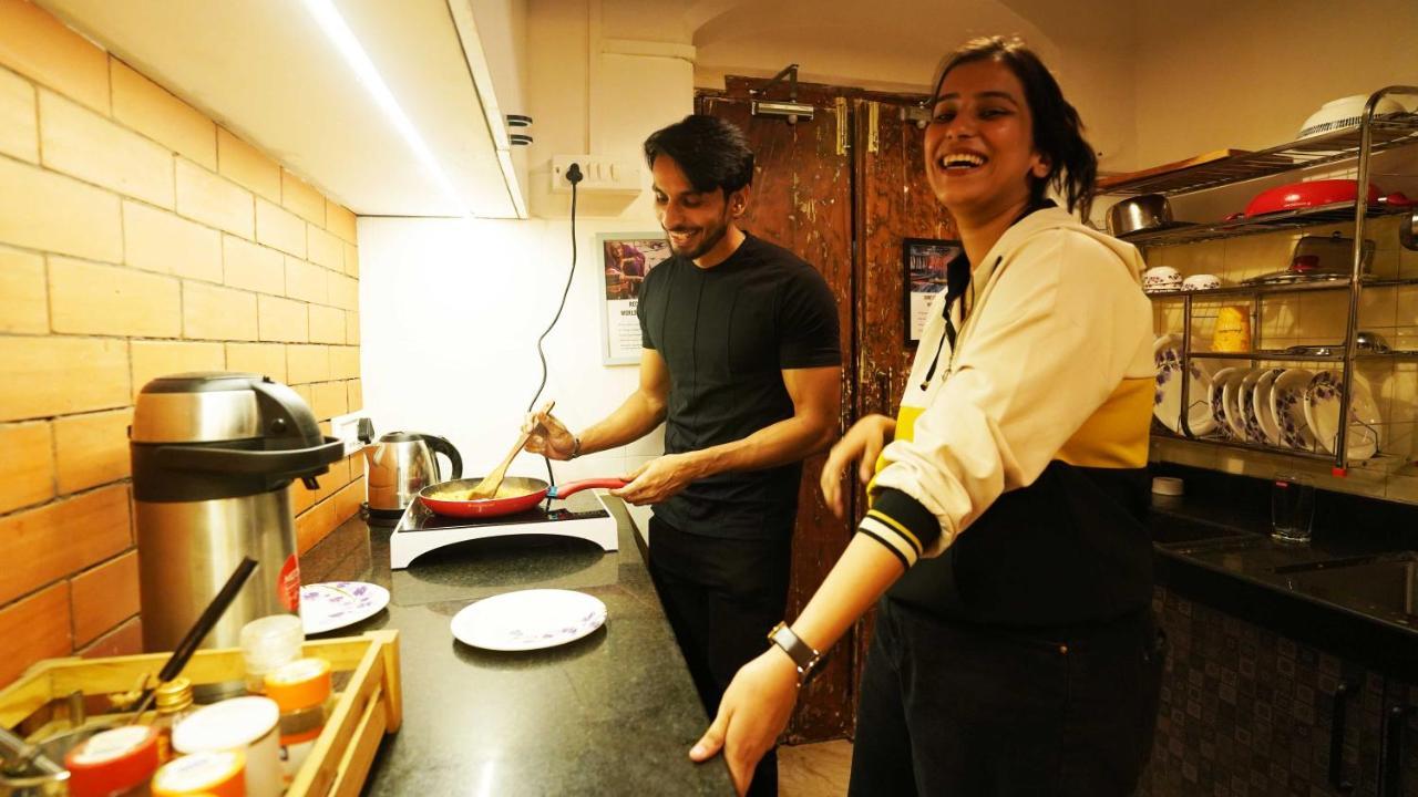 Gosolo Stays Bandra Hostel Мумбаи Экстерьер фото