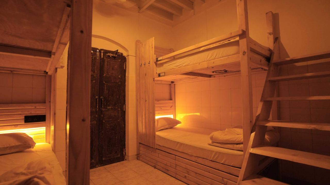 Gosolo Stays Bandra Hostel Мумбаи Экстерьер фото